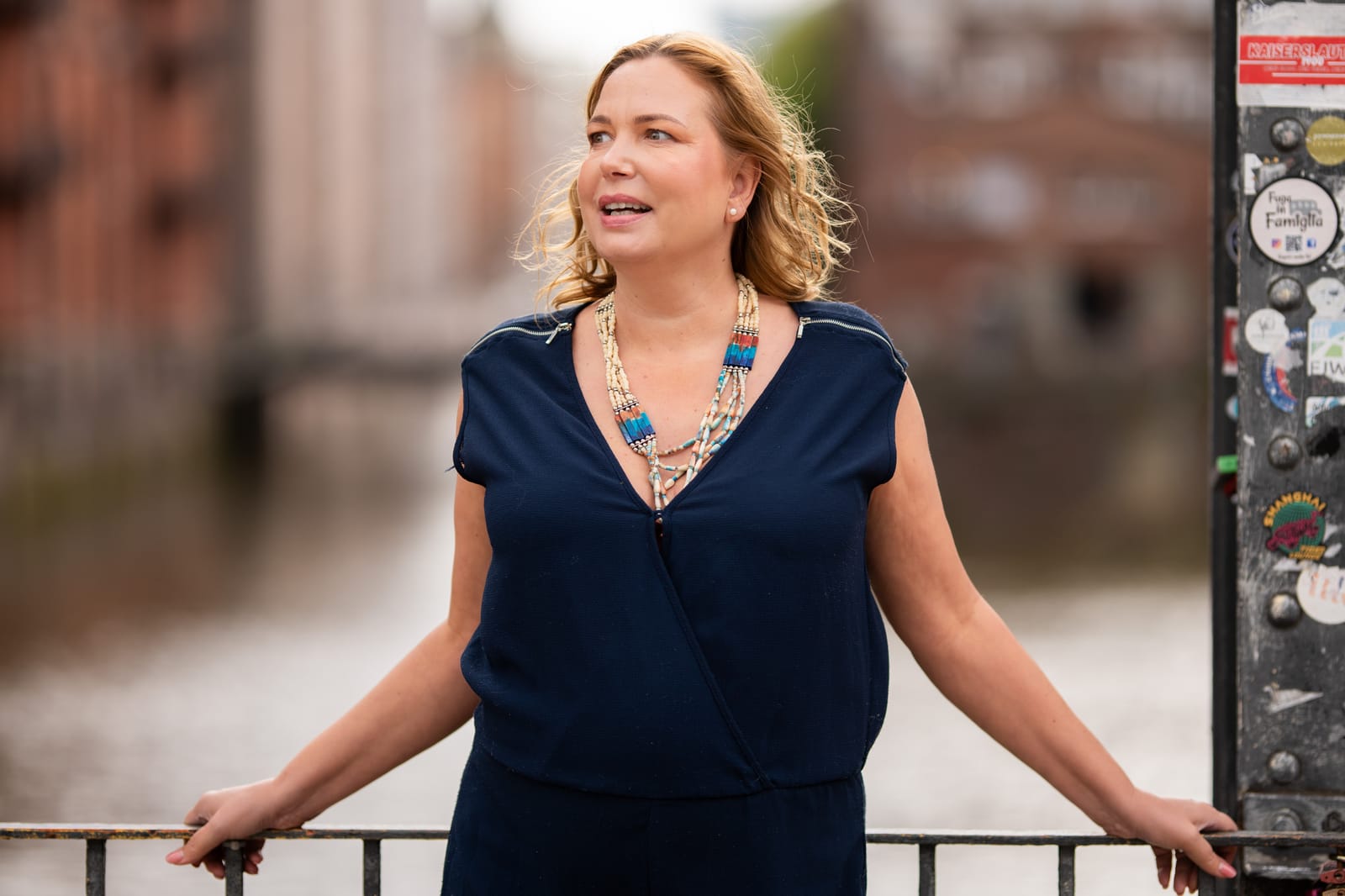 Tanja Böhm am Wasser, Haare im Wind, lebendig und frei