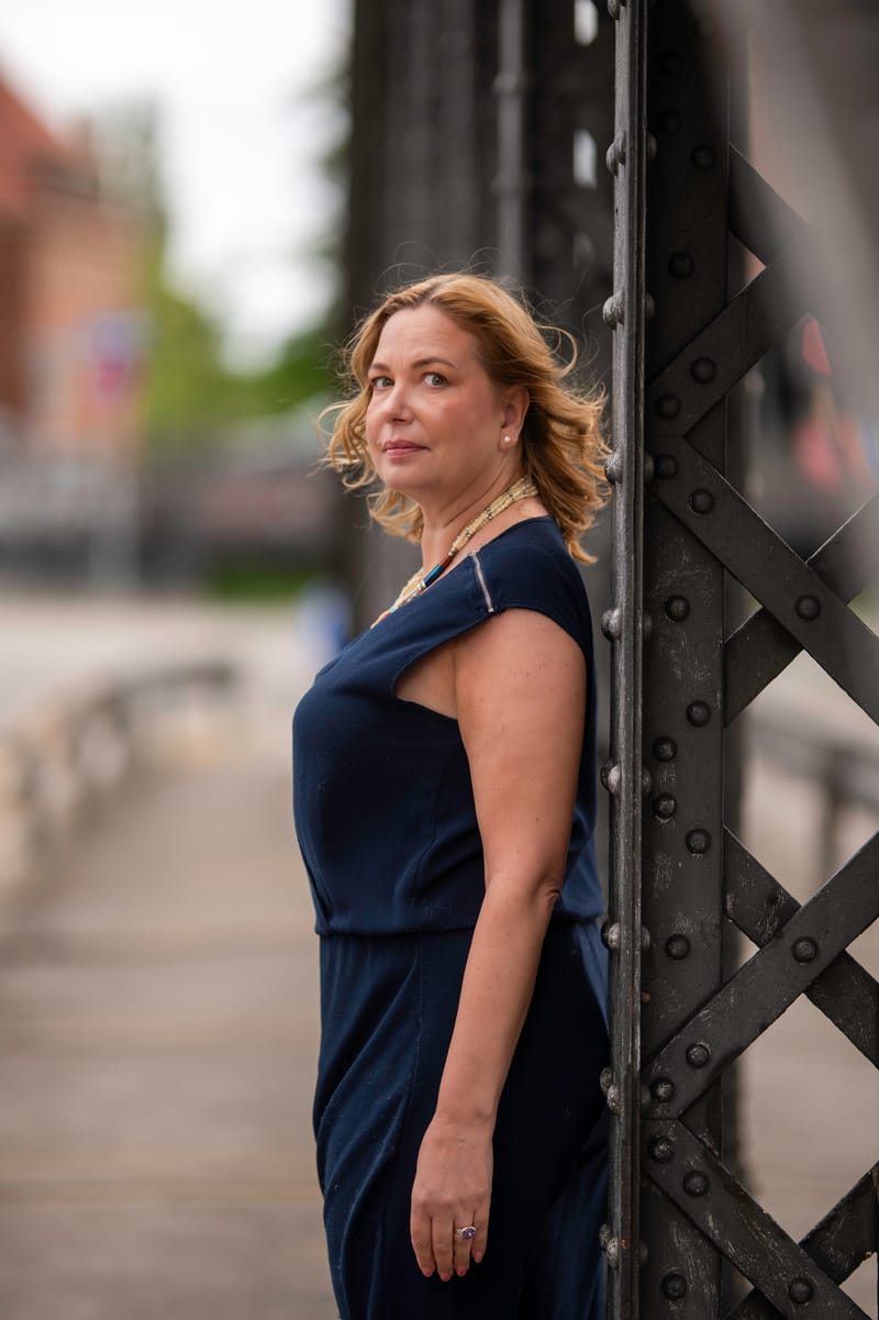 wingwave-Coachin Tanja Böhm an einem Brückenträger in Hamburg